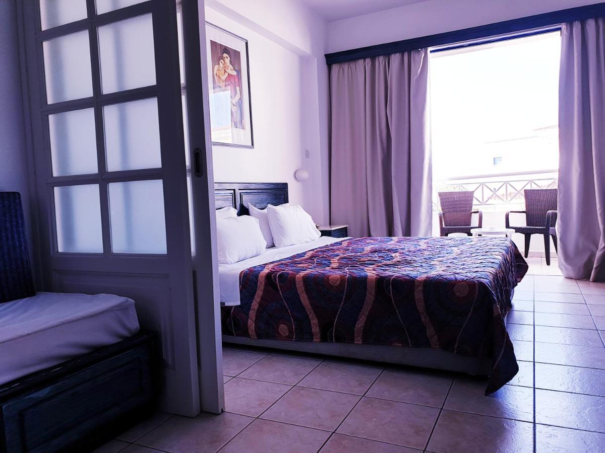 St. George Gardens & Suites Klorakas Room photo